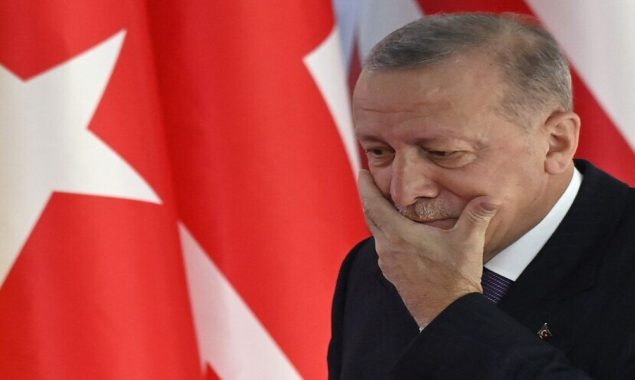 Foreign shoppers swarm Turkey after lira crash