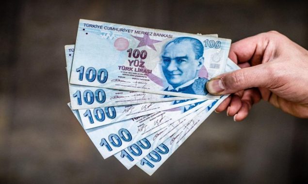 Turkish lira collapse piles misery on northern Syria