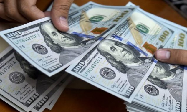 Dollar touches historic high at midday in interbank market