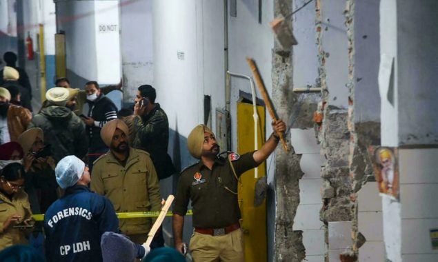 Two dead after blast in Indian court building