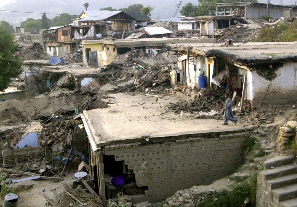 PAKISTAN-QUAKE-COLLAPSE-HOUSES