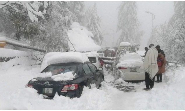 Murree Incident: How to survive in case you get stranded in your car during a snowstorm
