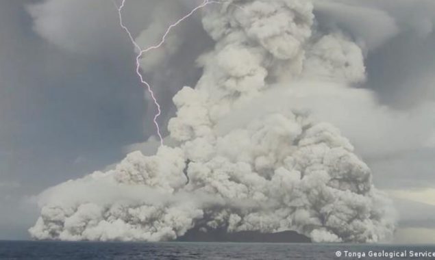 2 people die in Tonga’s violent volcanic eruption, tsunami