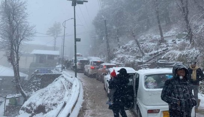 Visitors urged to follow traffic rules to avoid traffic congestion, road mishaps in Murree
