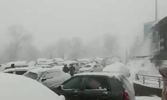 Tourists stranded in Murree once again amid heavy snowfall