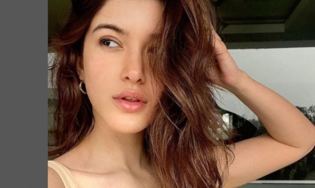 Shanaya Kapoor looks stunning with her messy hair