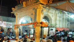 Indian Hindu yatrees perform religious rituals at Teri Samadhi in Pakistan