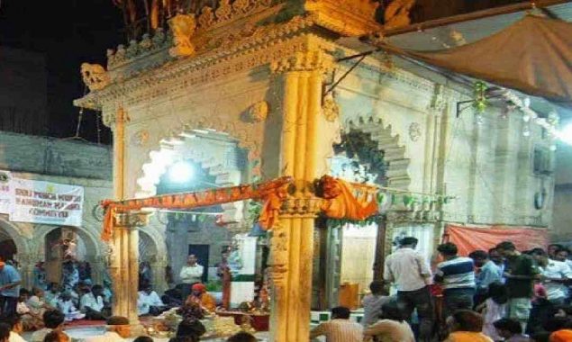 Indian Hindu yatrees perform religious rituals at Teri Samadhi in Pakistan