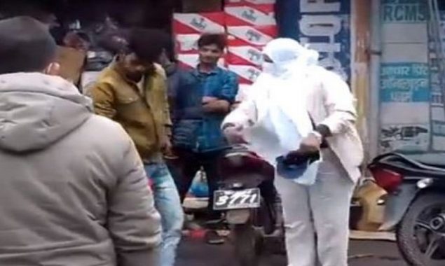 Policewoman slaps a man after his bike mistakenly sprays mud on her