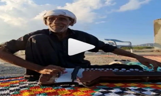 Pakistani man plays “Aaye Ho Meri Zindagi Main” Netizens love it