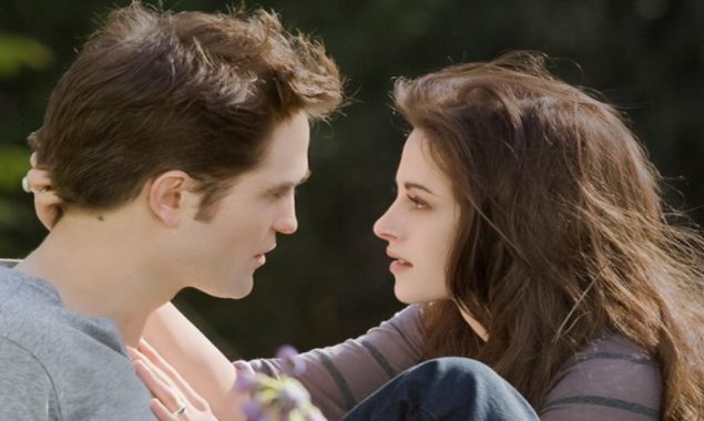 Twilight director recalls how Kristen & Rob auditioned for an intimate bed scene