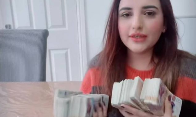 Hareem Shah Spotted with HUGE Amount of MONEY