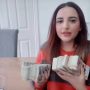 Hareem Shah Spotted with HUGE Amount of MONEY