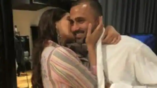 Sonam Kapoor kisses Anand Ahuja in recent Photos