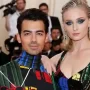 In this hilarious video, Joe Jonas and Sophie Turner channel their inner Kim and Khloe Kardashian.