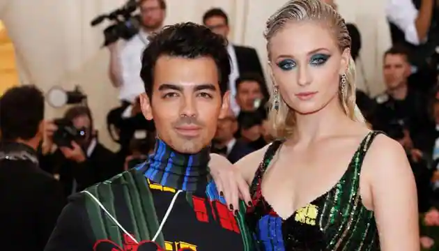 In this hilarious video, Joe Jonas and Sophie Turner channel their inner Kim and Khloe Kardashian.