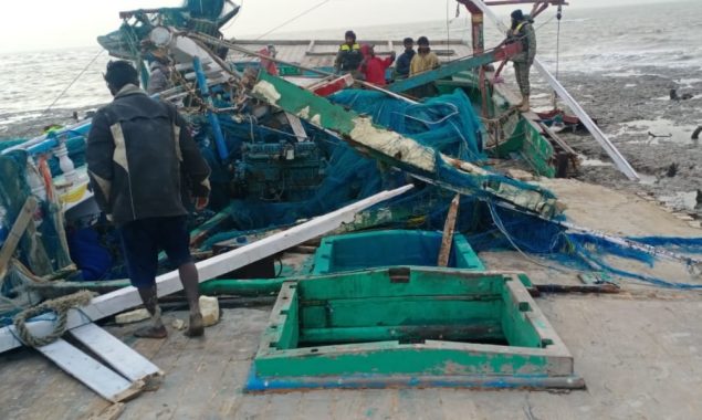 Three die, nine go missing as two boats overturn near Thatta