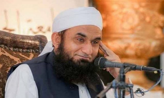 Molana Tariq Jamil embraces the parrot’s kiss