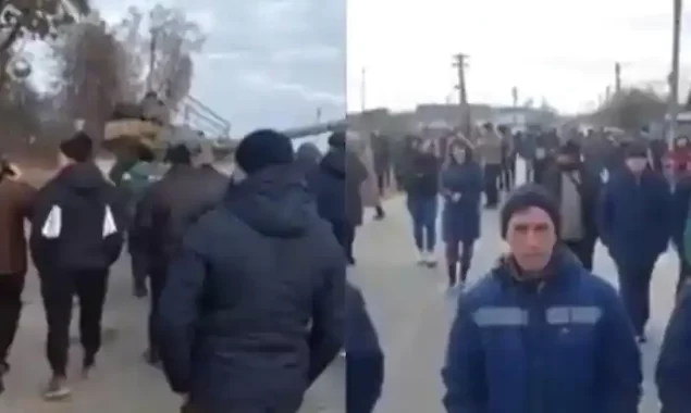 Watch Video: Hundreds of Ukrainians prevent Russian tanks from approaching Kyiv 