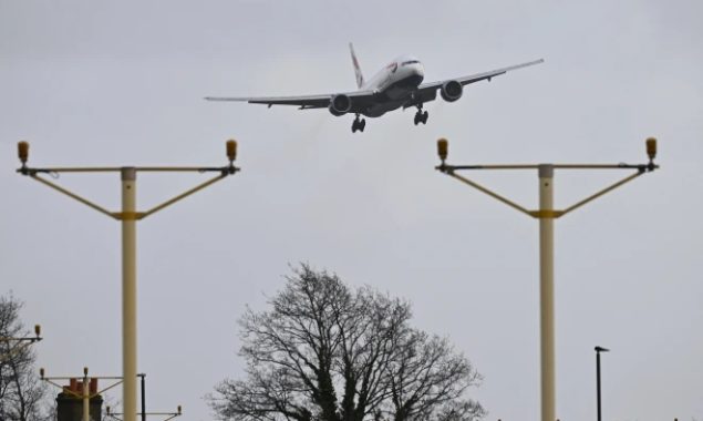 Storm Eunice: Thousands watch Big Jet TV’s livestream as planes land at Heathrow
