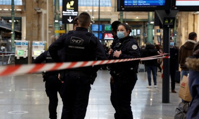 Police kill knife-wielding man at Paris train station