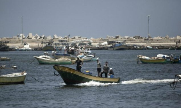 Israeli naval forces detain 7 Gazan fishermen, confiscate boat: Palestinian official
