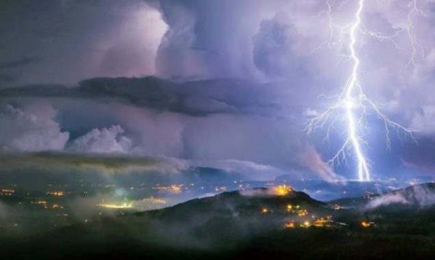 US megaflash sets new lightning record