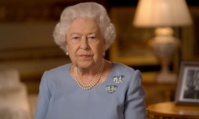 Who is looking after the Queen Elizabeth while she is quarantined at Windsor Castle with COVID-19?