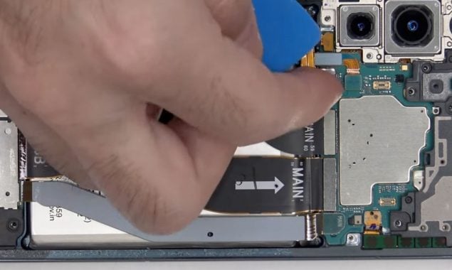 Video of the disassembly of a Samsung Galaxy S22+