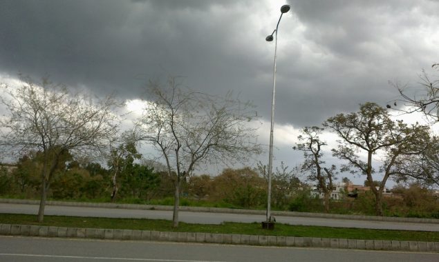 Rain with thunderstorm, dust along gusty winds expected