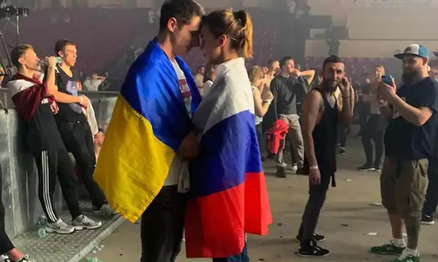 As the Russia-Ukraine crisis worsens, this old photo of a couple wearing two flags goes viral