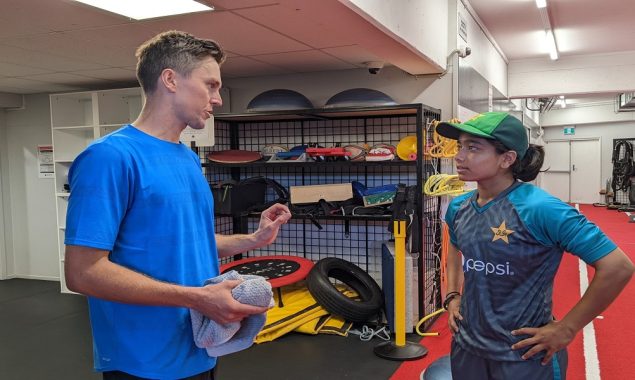 WWC 2022: Trent Boult gives Fatima Sana some bowling advice