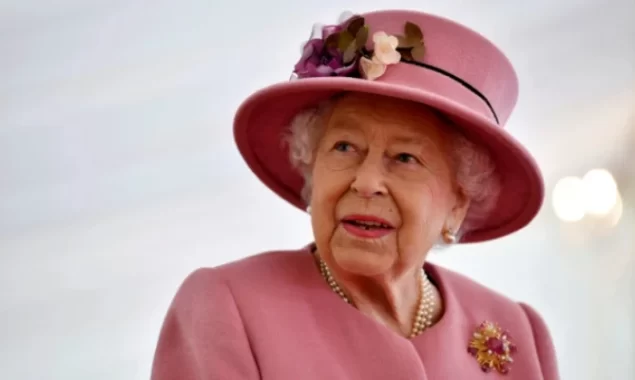 Queen Elizabeth takes a break from political protocol before Jubilee to show support for Ukraine