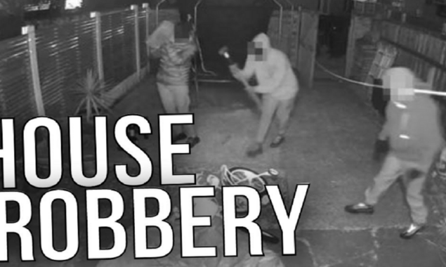 Watch Video: A brave man fights with the three robbers alone
