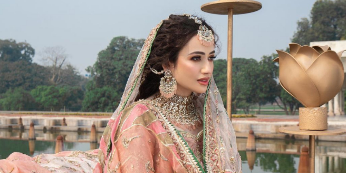 Sana Javed’s new photoshoot gets popular on Instagram