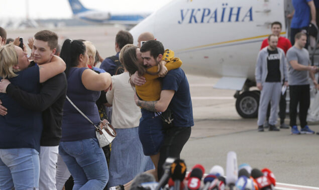 Ukraine, Russia conduct first prisoner swap