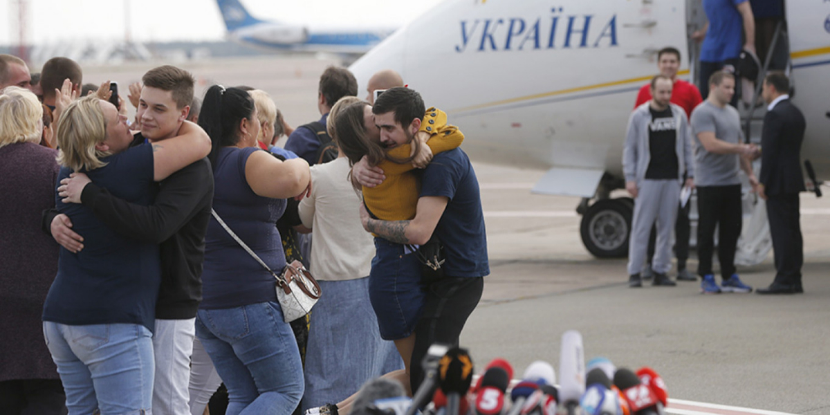 Ukraine, Russia conduct first prisoner swap