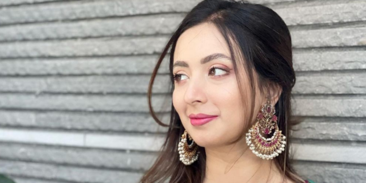 You can’t miss Komal Aziz’s fresh, gorgeous look