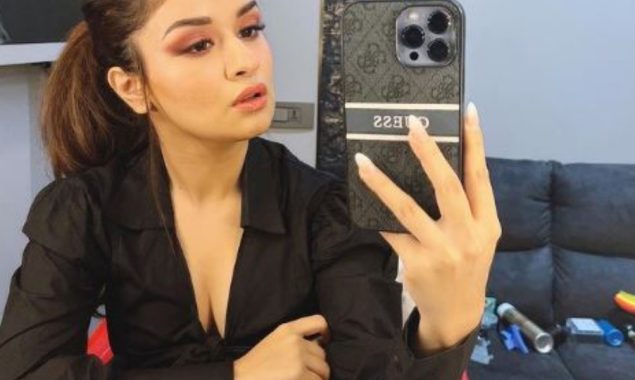 Avneet Kaur drops her latest mirror selfie