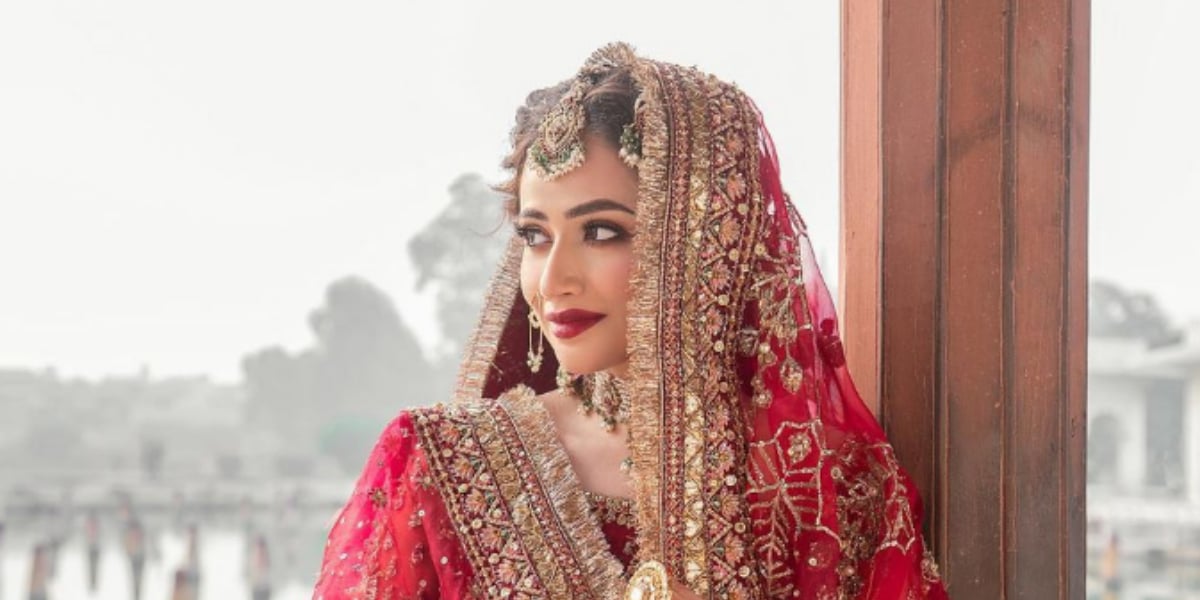 You can’t miss Sana Javed’s fresh bridal look