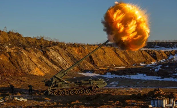 Russia bombards a Ukrainian city with nuclear-capable artillery, raising fears that Putin will use tactical nuclear weapons to break the impasse