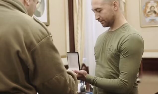 A Ukrainian soldier recieves a medal for his valiant act