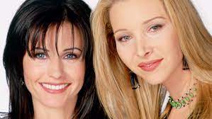 Lisa Kudrow and Courteney Cox reunite on the premiere of Shining Vale