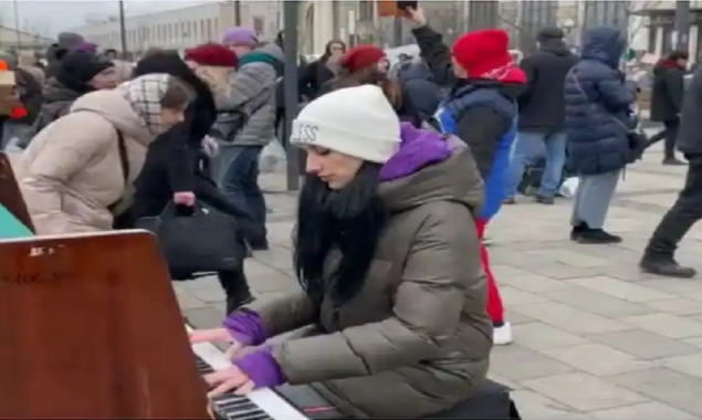 Woman plays the piano in Ukraine war-hit at the Lviv Train Station on ‘What A Wonderful World’