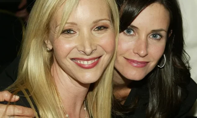 Lisa Kudrow and Courteney Cox reunite on the premiere of Shining Vale