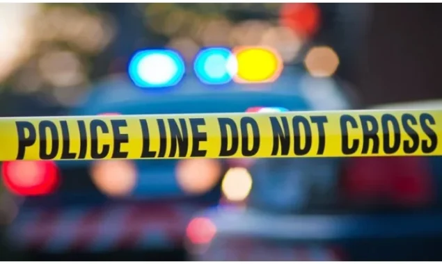 A man kills his adolescent lover when she refuses to return the smartphone he gave her