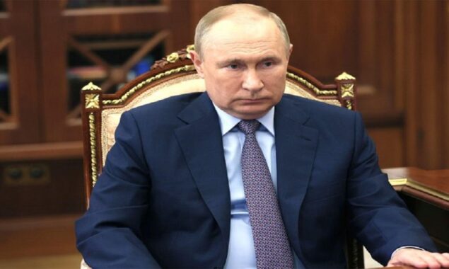 Russians regard Putin as a menace, as the population fears sickness and World War III