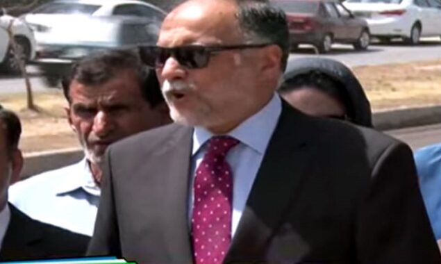 Ahsan Iqbal addressed workers about loadshedding at his residence