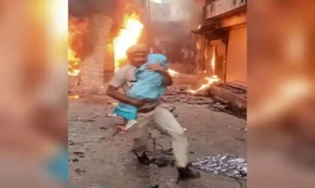 Netizens applaud: Rajasthan cop who rescued a child from a burning house