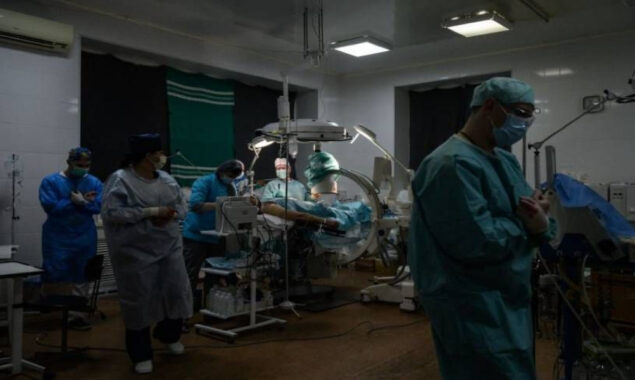 A war surgeon helps doctors in Ukraine